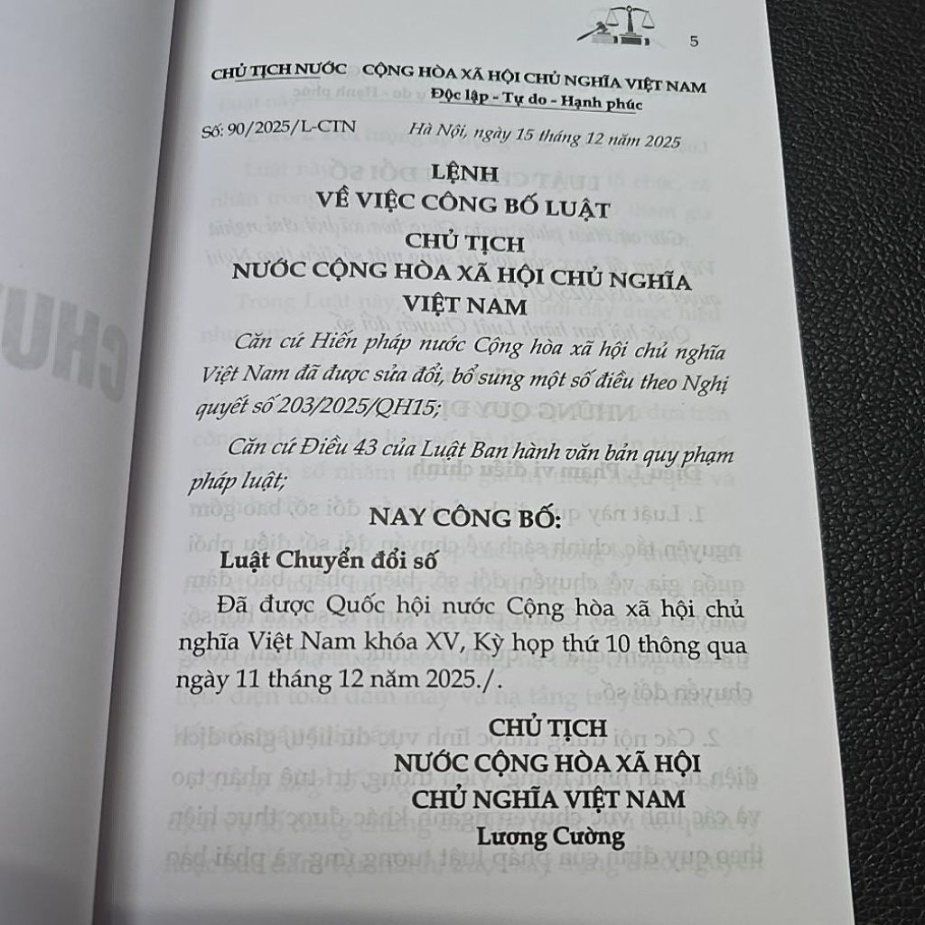 Sách - Luật chuyển đổi số năm 2025 (NXB Lao động)