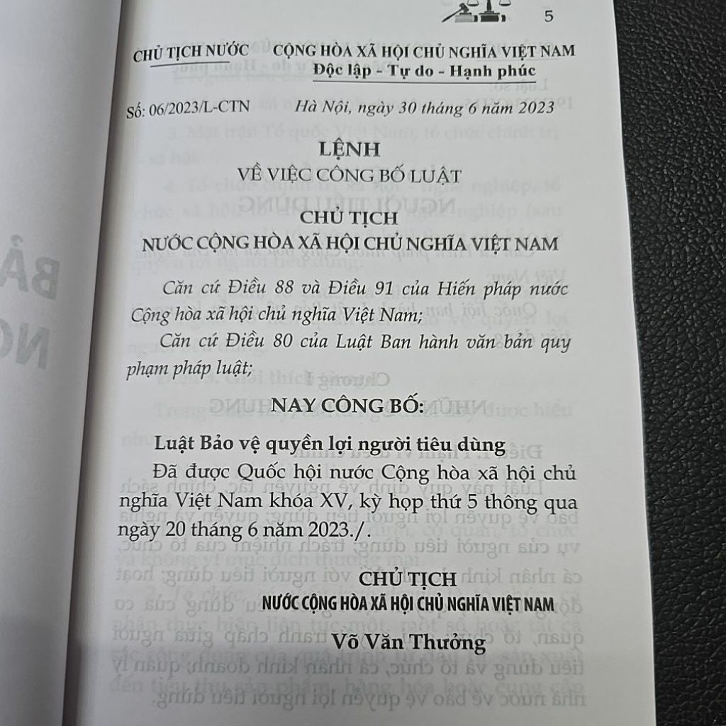 Sách - Luật bảo vệ quyền lợi người tiêu dùng năm 2023 (NXB Lao động)