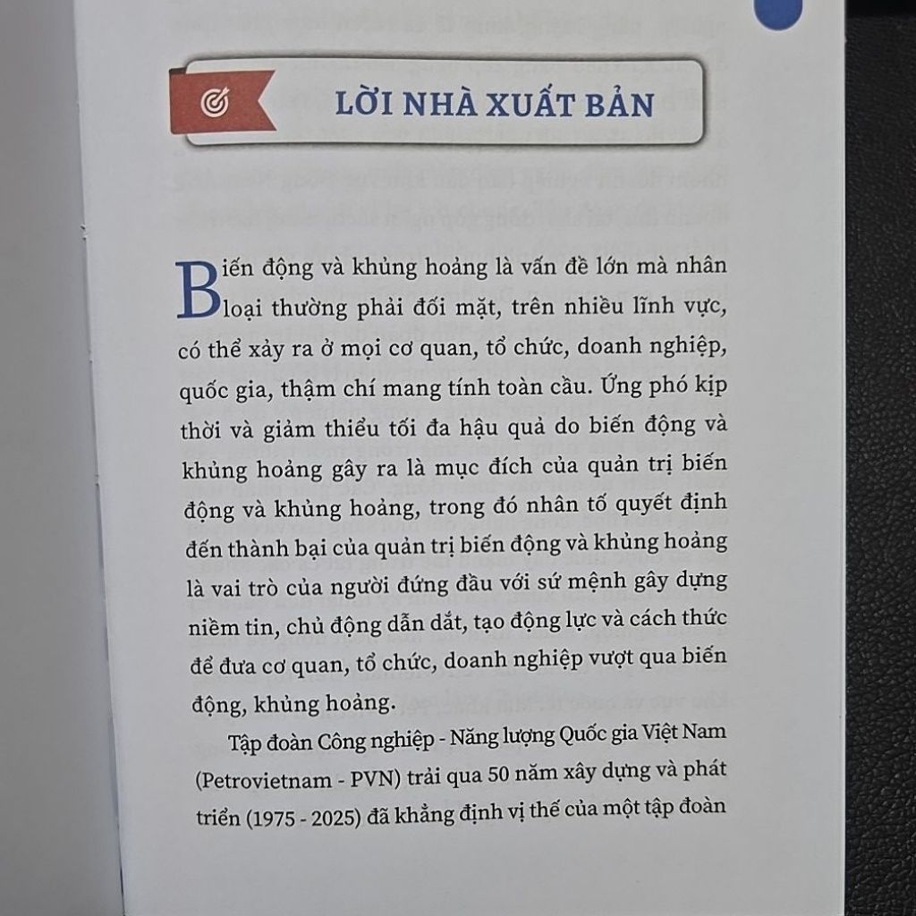 Sách - Quản trị biến động và khủng khoảng (Bìa cứng)