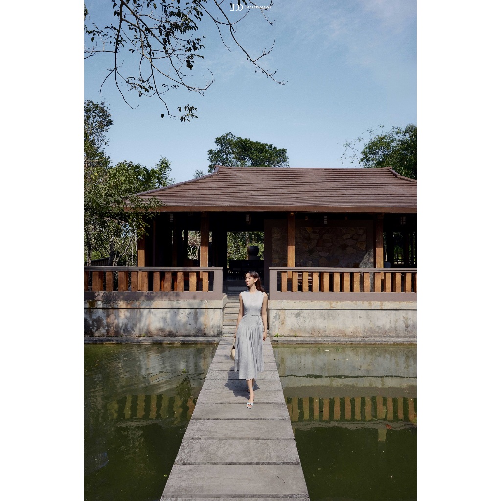 Đầm Resort Sát Nách Chân Xếp Ly 1R03.2603, Đầm Midi Xoè Cổ Tròn Form Ôm Vừa Phải Phong Cách Tối Giản Thanh Lịch JM Dress