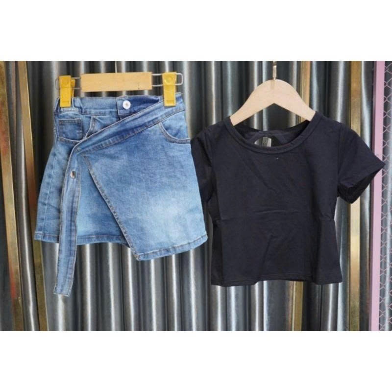 Set bé gái áo thun form croptop hở lưng phối chân váy jean dáng chéo giả quần phong cách cá tính năng động
