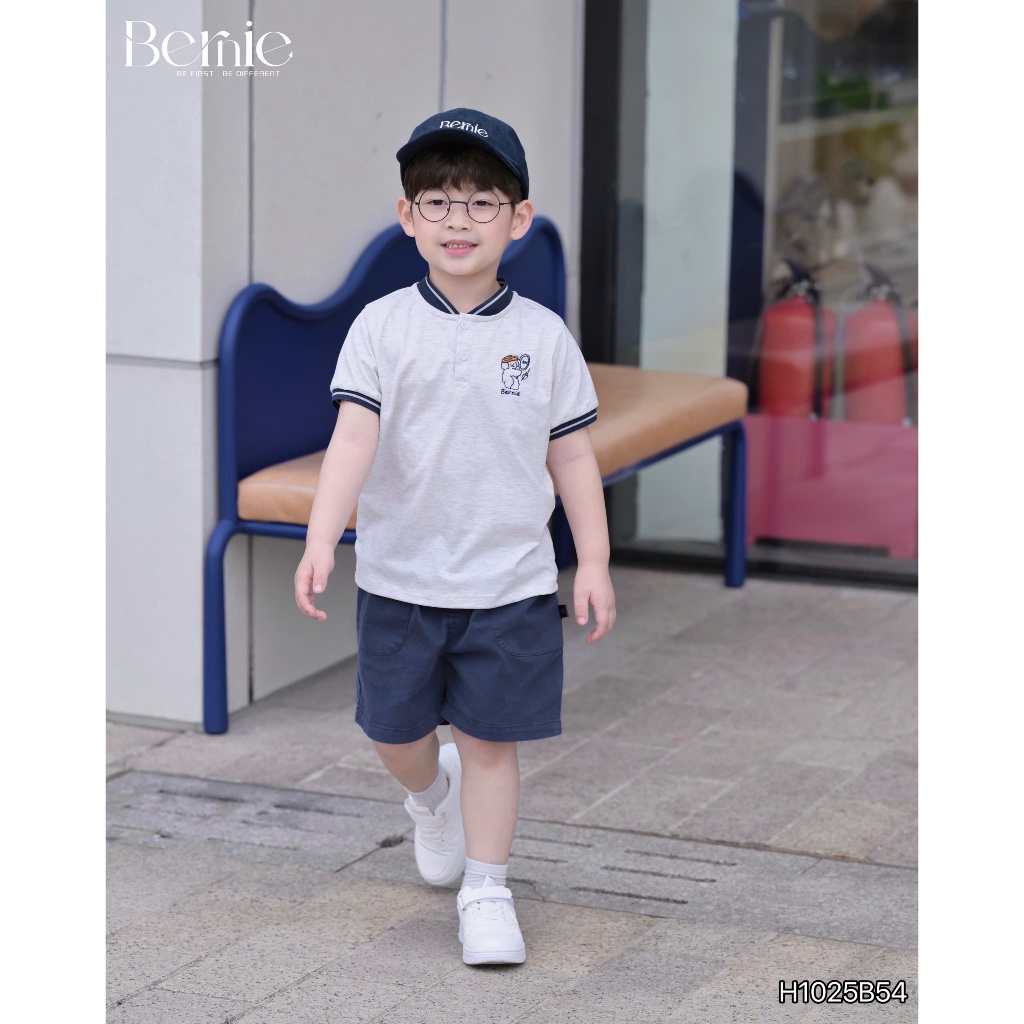 (Hãng Bernie)Bộ quần áo cổ tàu cộc tay họa tiết thêu CÚN BÓNG CHÀY  ,.chất áo cotton co giãn phối quần kaki mềm mại