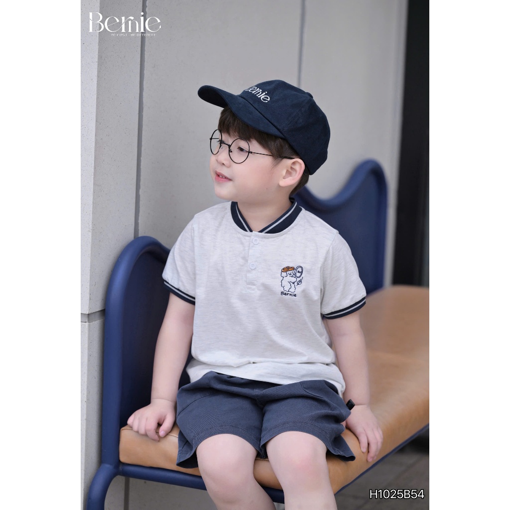 (Hãng Bernie)Bộ quần áo cổ tàu cộc tay họa tiết thêu CÚN BÓNG CHÀY  ,.chất áo cotton co giãn phối quần kaki mềm mại