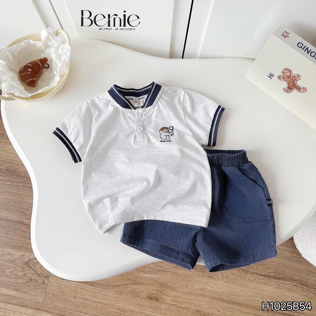 (Hãng Bernie)Bộ quần áo cổ tàu cộc tay họa tiết thêu CÚN BÓNG CHÀY  ,.chất áo cotton co giãn phối quần kaki mềm mại