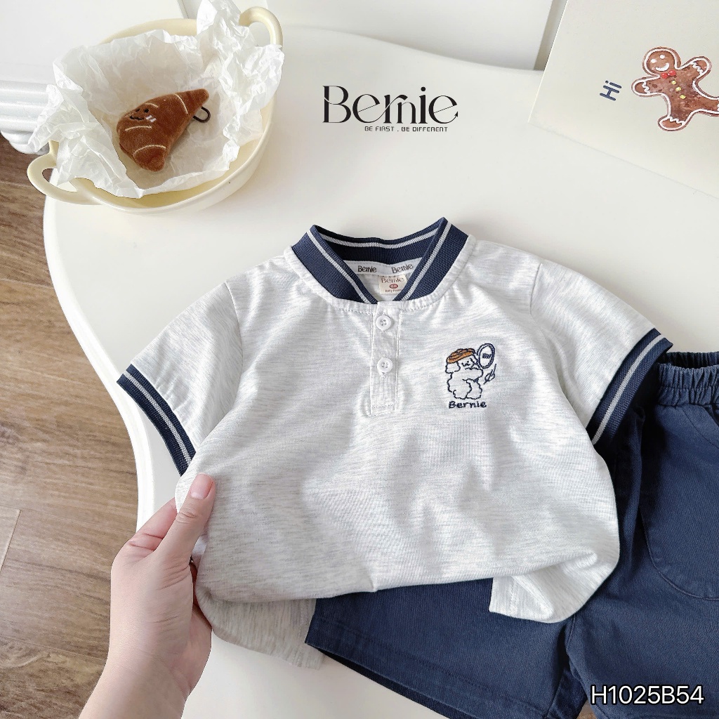 (Hãng Bernie)Bộ quần áo cổ tàu cộc tay họa tiết thêu CÚN BÓNG CHÀY  ,.chất áo cotton co giãn phối quần kaki mềm mại