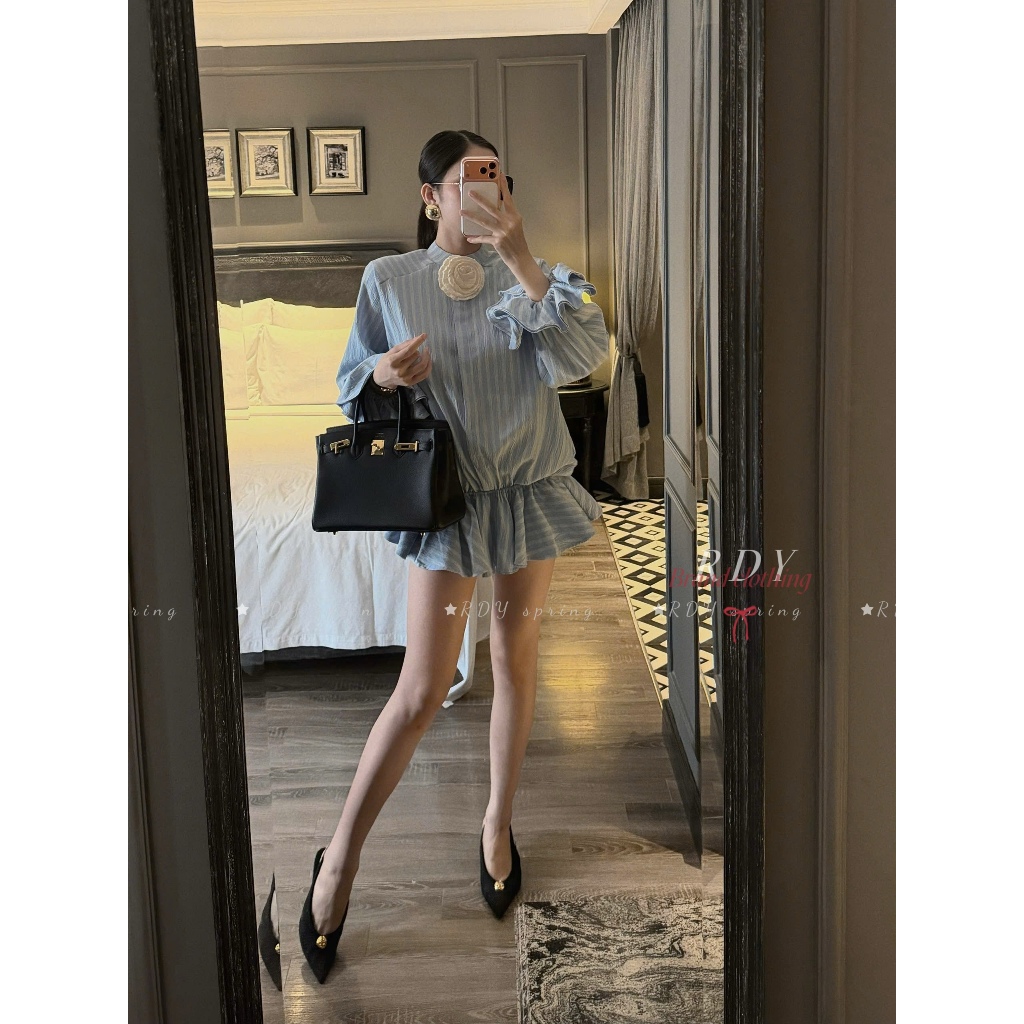Set Bộ Sơ Mi Kẻ Sọc Kèm Hoa Cài Áo Quần Giả Váy, Set Đồ Nữ Dáng Xòe Sang Trọng Đi Chơi Dự Tiệc - CHAMIE STUDIO