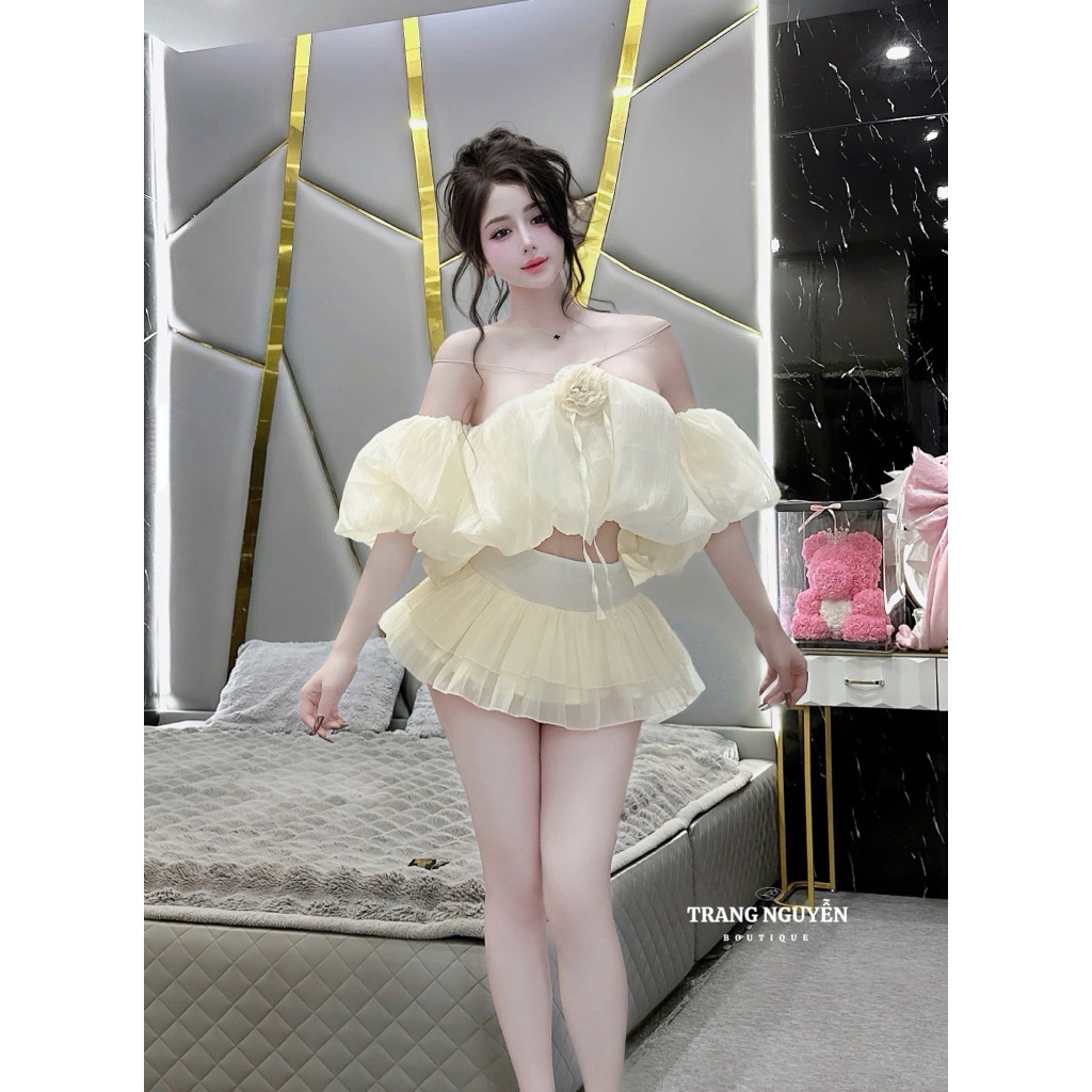 Set áo tơ yếm trễ vai đính hoa chân váy xoè bồng