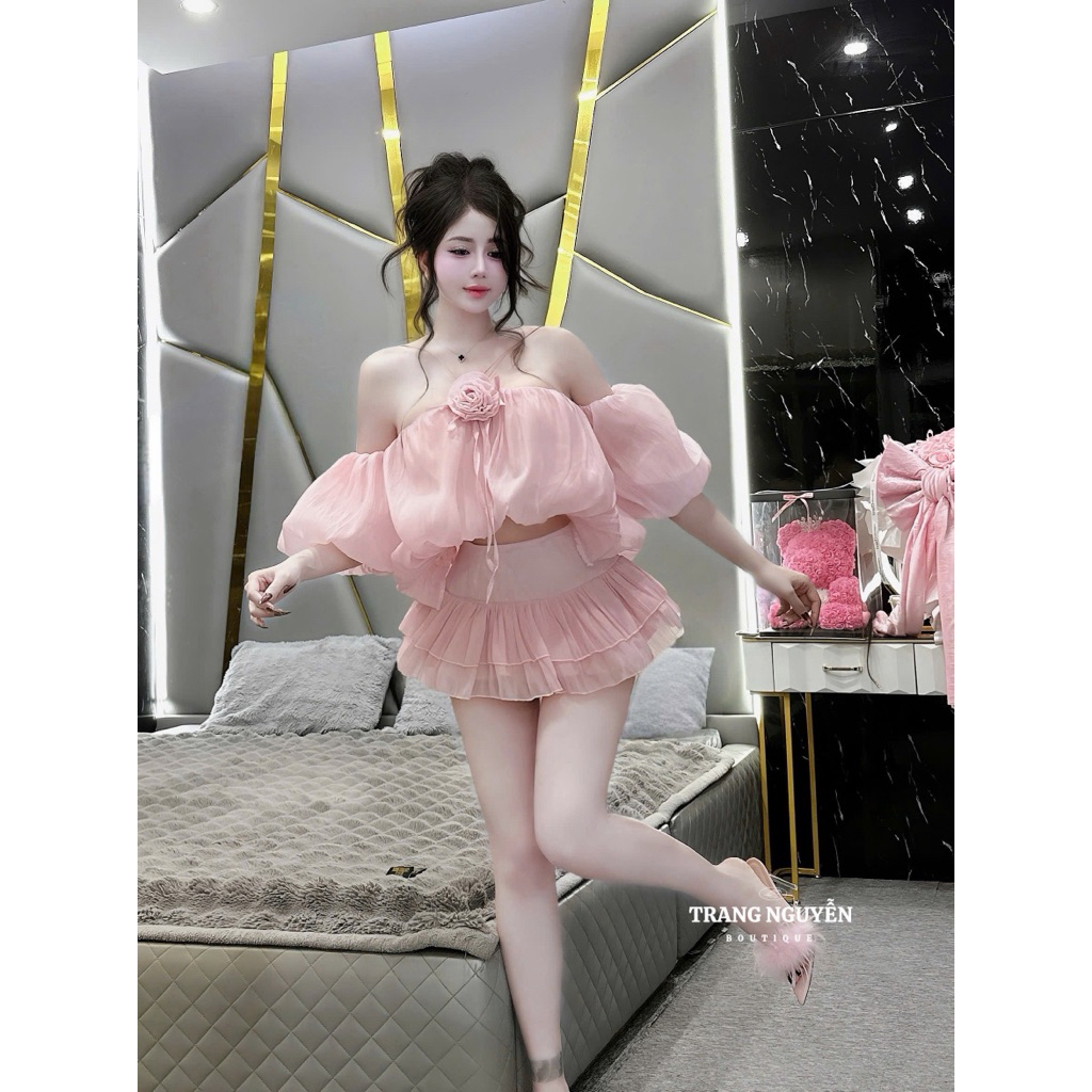 Set áo tơ yếm trễ vai đính hoa chân váy xoè bồng