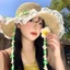 mũ cói đan thủ công, vành rộng che nắng cực tốt, điểm nhấn là viền ren nhẹ nhàng cùng dây hoa nhỏ xinh