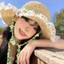 mũ cói đan thủ công, vành rộng che nắng cực tốt, điểm nhấn là viền ren nhẹ nhàng cùng dây hoa nhỏ xinh