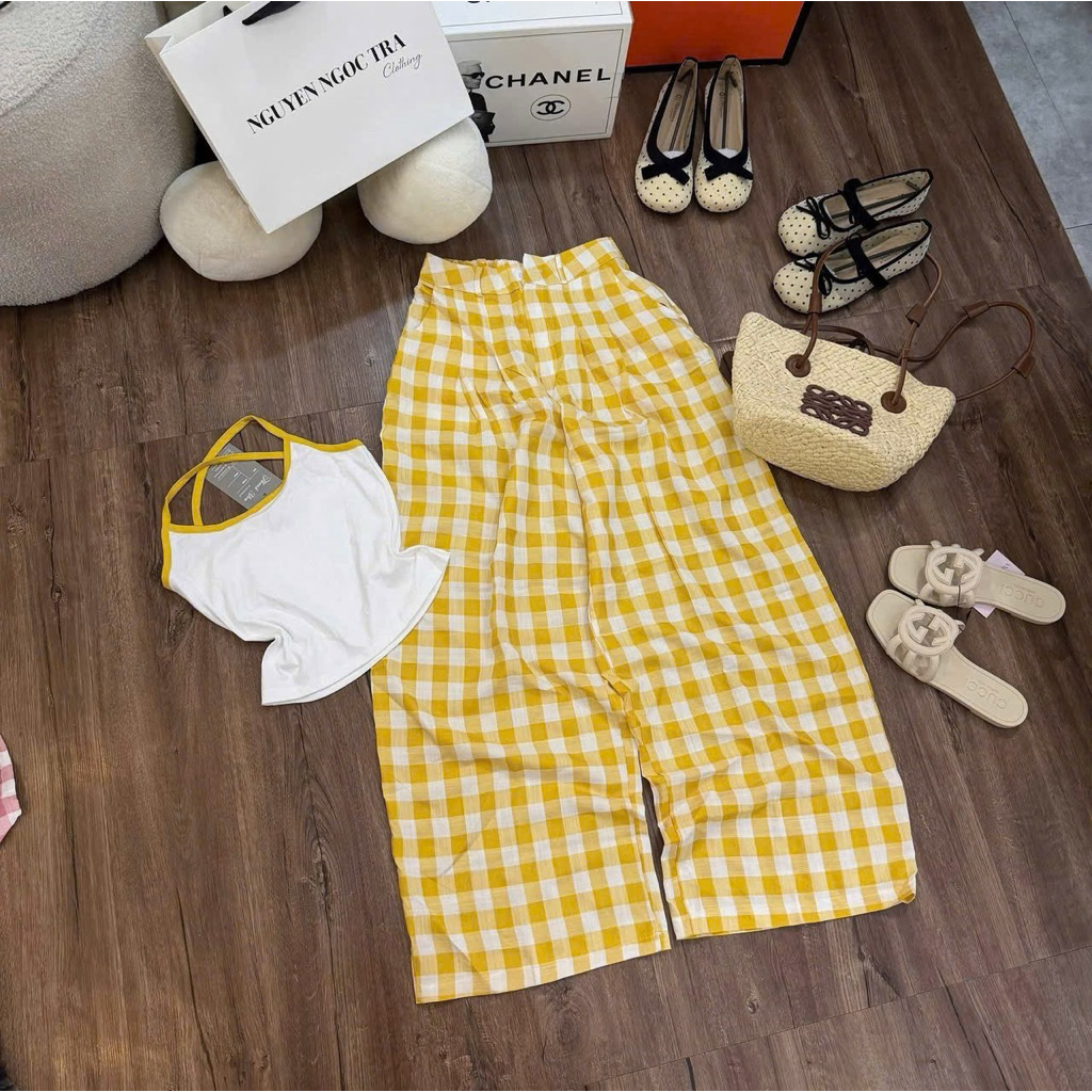 Set áo thun 2 dây kèm quần xuông kẻ caro trẻ trung