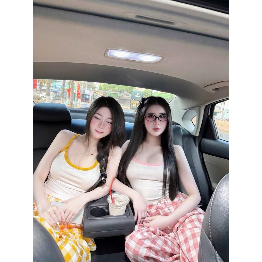 Set áo thun 2 dây kèm quần xuông kẻ caro trẻ trung