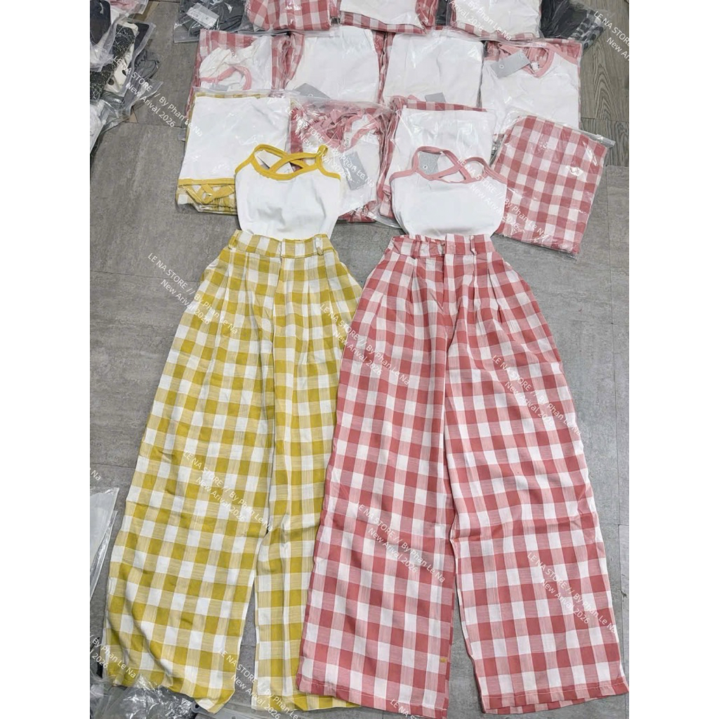 Set áo thun 2 dây kèm quần xuông kẻ caro trẻ trung