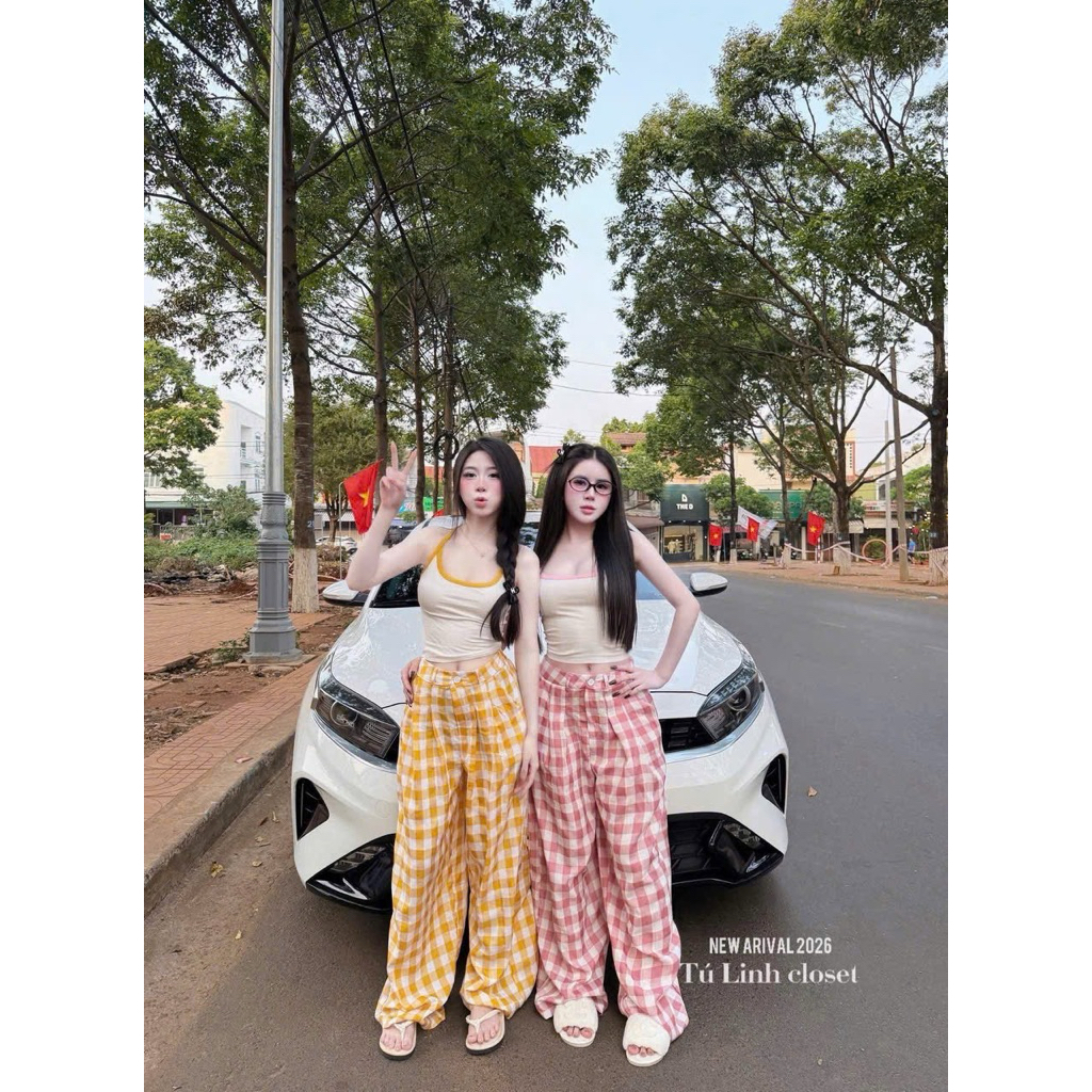Set áo thun 2 dây kèm quần xuông kẻ caro trẻ trung