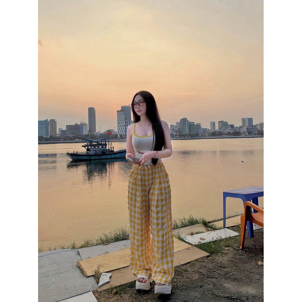 Set áo thun 2 dây kèm quần xuông kẻ caro trẻ trung
