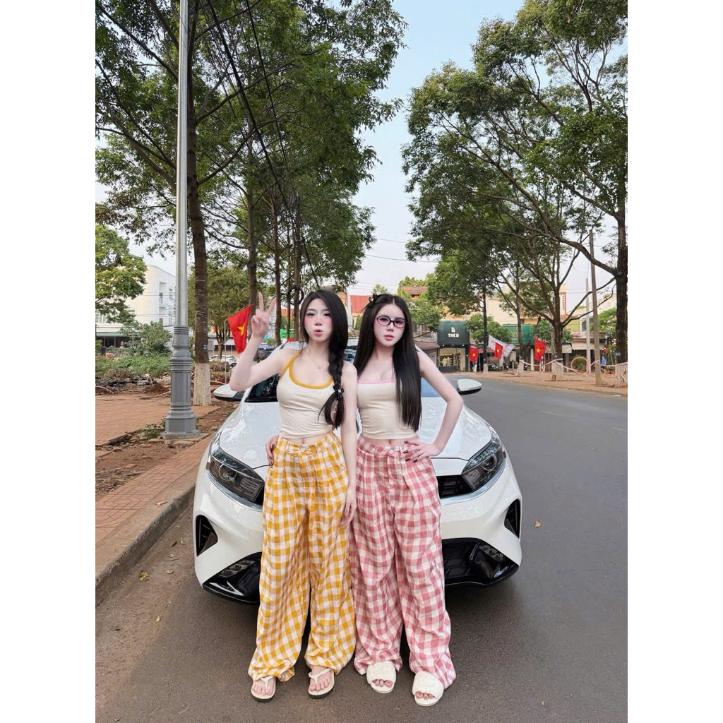 Set áo thun 2 dây kèm quần xuông kẻ caro trẻ trung