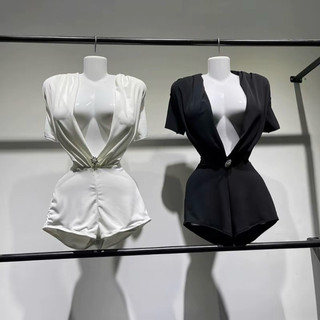 Jumpsuit tay ngắn cổ v hở sâu liền quần ngắn ( tặng kèm cham hoa đá gắn jumpsuit)