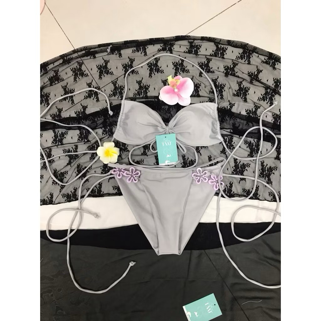 Bikini DTD táo tắm hai mảnh bản ngang quần kèm phụ kiên hoa charrm nổi