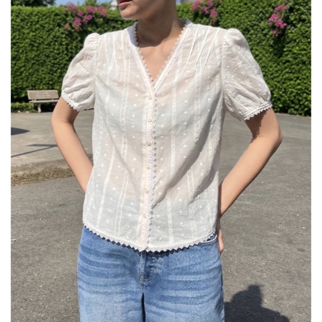 TheBlueTshirt - Áo kiểu nữ thêu cổ tim phối ren phom regular nữ tính - Camille Top