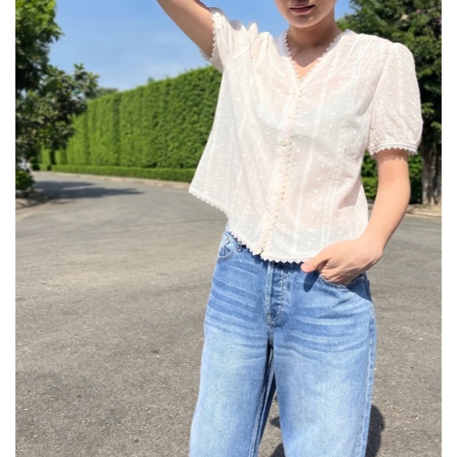 TheBlueTshirt - Áo kiểu nữ thêu cổ tim phối ren phom regular nữ tính - Camille Top