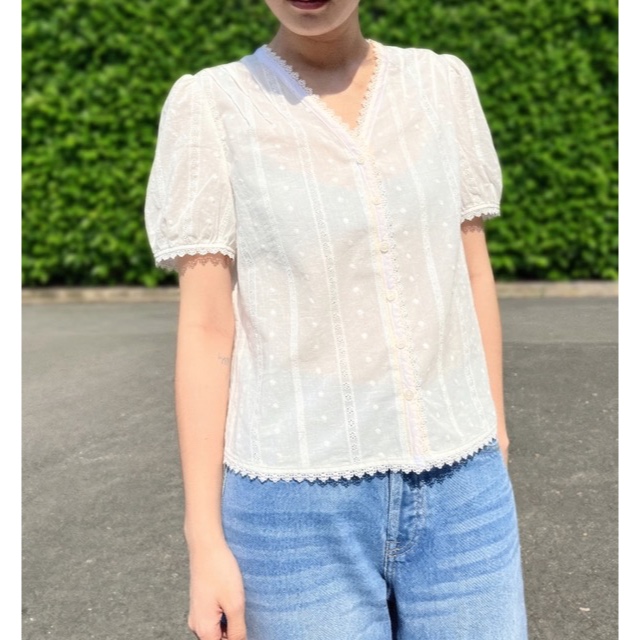 TheBlueTshirt - Áo kiểu nữ thêu cổ tim phối ren phom regular nữ tính - Camille Top