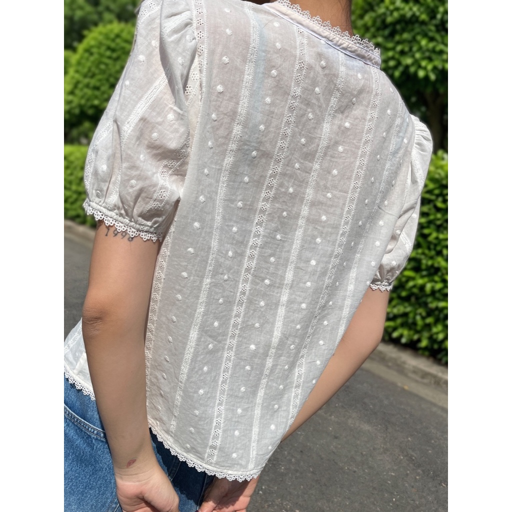 TheBlueTshirt - Áo kiểu nữ thêu cổ tim phối ren phom regular nữ tính - Camille Top