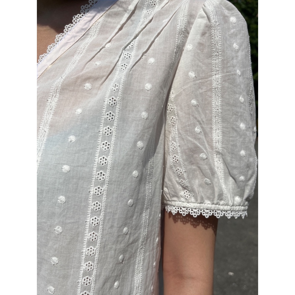 TheBlueTshirt - Áo kiểu nữ thêu cổ tim phối ren phom regular nữ tính - Camille Top