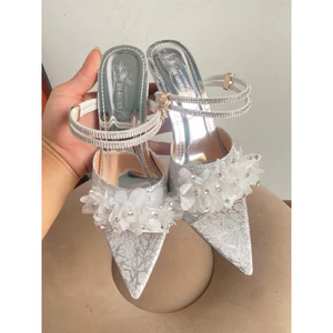 Guốc cao gót mũi nhọn quai bản gắn nơ hoa mai đính đá hậu dây đá chất da kim tuyến gót cao 5-7cm mã B13