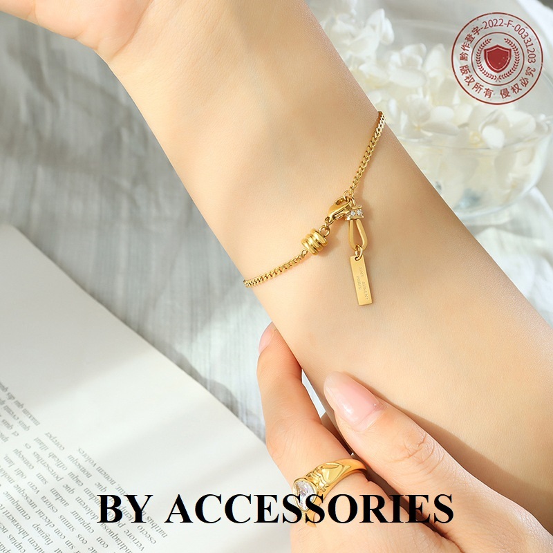Lắc tay nữ unisex titan xích mảnh vát cạnh khảm đá nhỏ lấp lánh và tag chữ nhật mạ vàng không gỉ WB2522 BY ACCESORIES