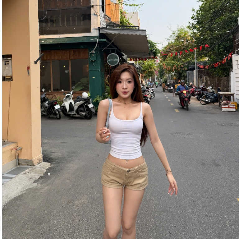 Summer Escape - HTIQUE ra mắt quần short kaki ôm basic cạp thấp, Quần jeans sooc be cát y2k cá tính QB18