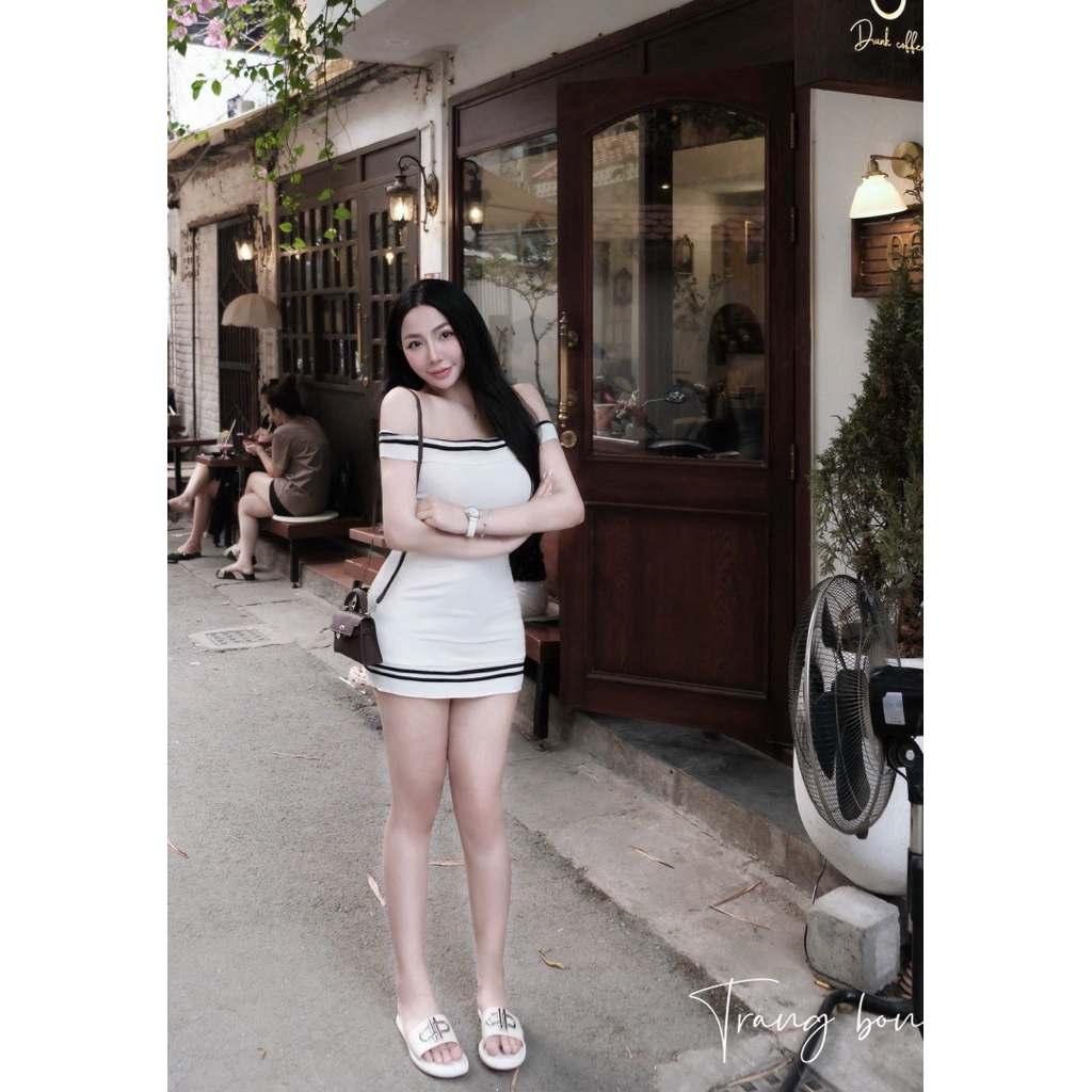 Váy body trễ vai phối viền kẻ trẻ trung