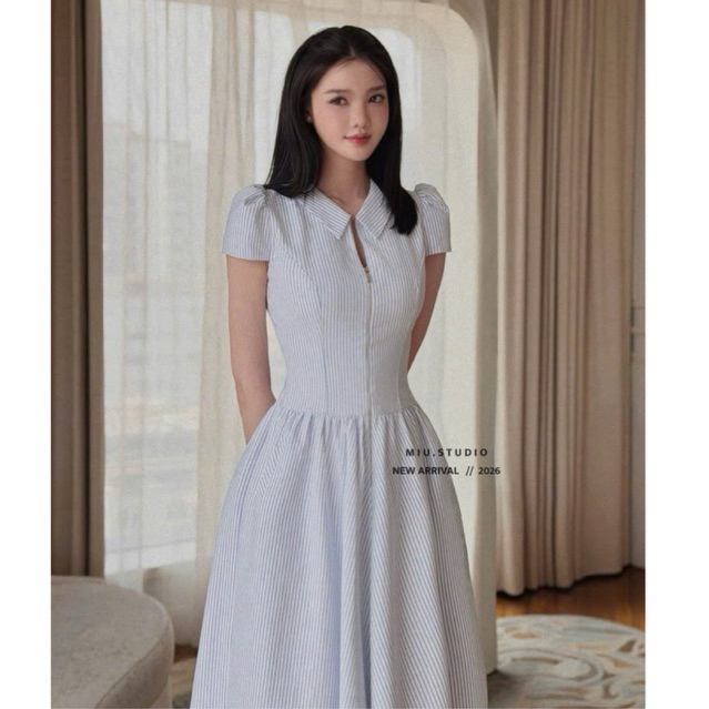 Đầm cổ đức dáng dài cộc tay chiết eo thanh lịch sang chảnh , Váy công sở thiết kế hoạ tiết kẻ sọc phối khoá kéo cao cấp