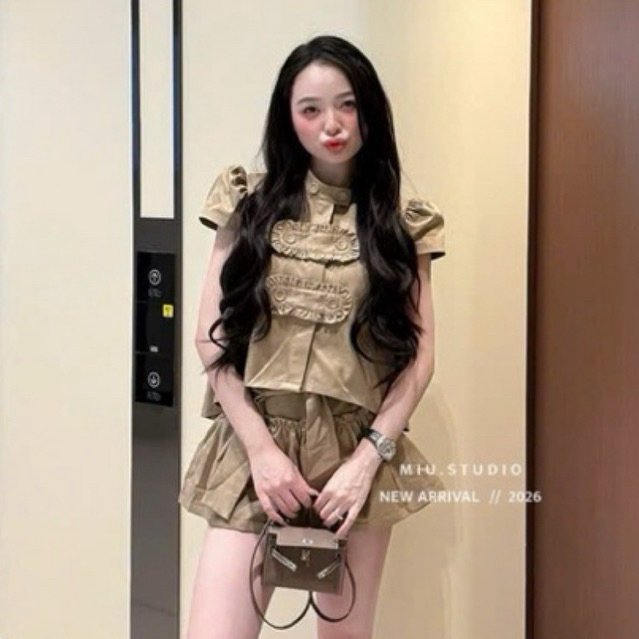 Set bộ đồ nữ màu nâu tây cao cấp : Áo tay ngắn cổ tàu phối bèo nhún cách điệu kèm chân váy ngắn xoè tiểu thư sang chảnh