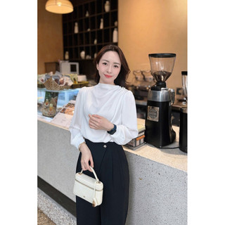 Áo lụa đính ngọc vai