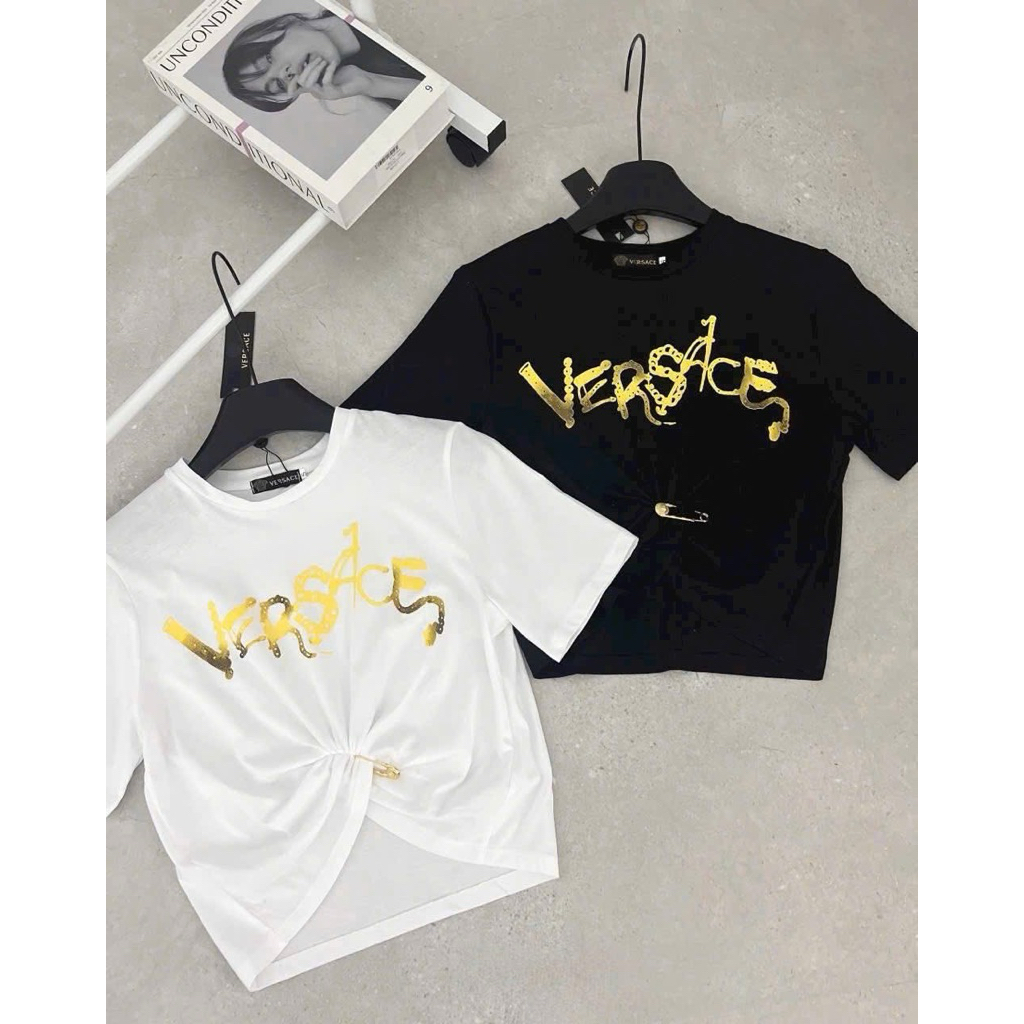 Áo croptop chữ in nhiều màu kèm ghim băng