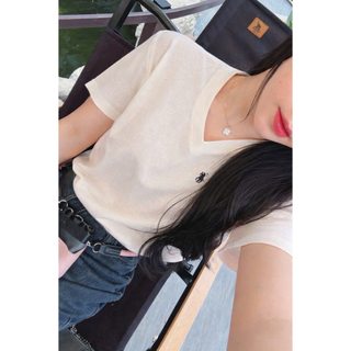 Áo thun giấy thêu ngựa cổ tim mềm