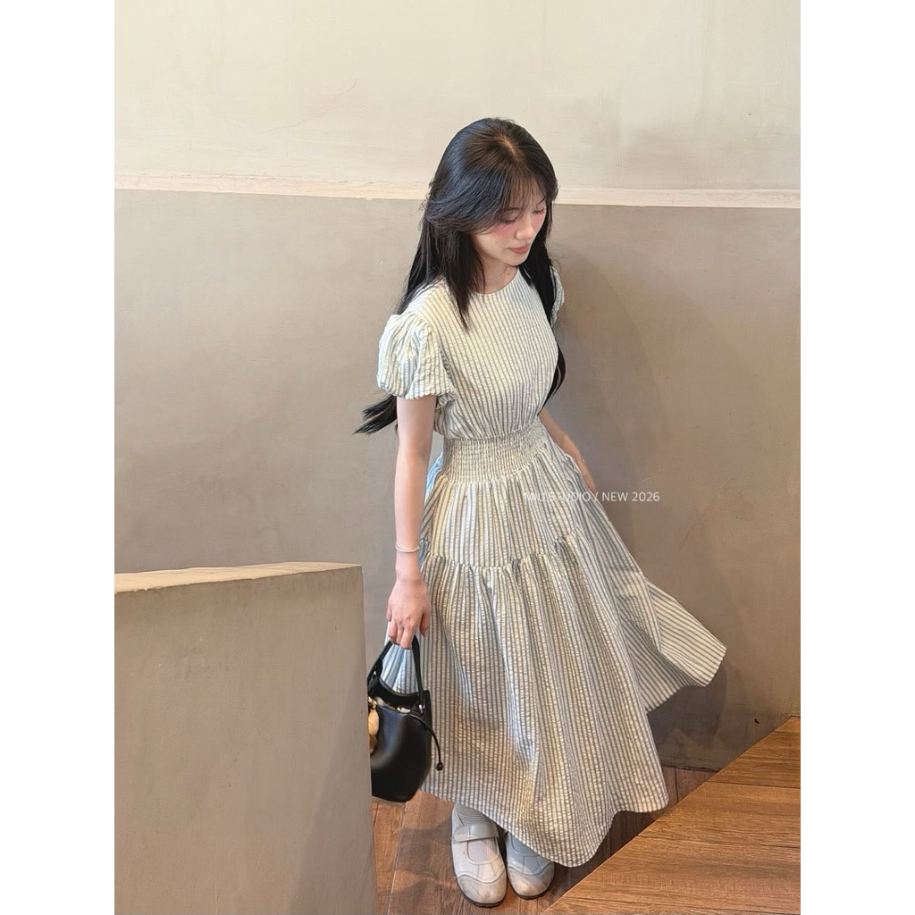 Váy maxi kẻ sọc cổ tròn tay bồng thiết kế bo eo tôn dáng phong cách Hàn Quốc trẻ trung mặc đi chơi, đi làm