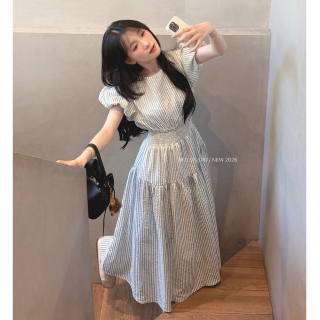 Váy maxi kẻ sọc cổ tròn tay bồng thiết kế bo eo tôn dáng phong cách Hàn Quốc trẻ trung mặc đi chơi, đi làm