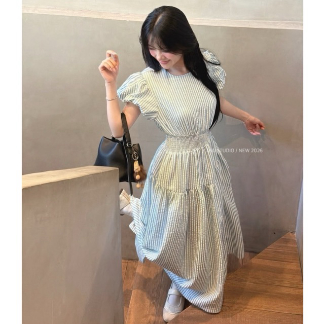 Váy maxi kẻ sọc cổ tròn tay bồng thiết kế bo eo tôn dáng phong cách Hàn Quốc trẻ trung mặc đi chơi, đi làm