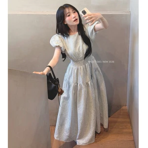 Váy maxi kẻ sọc cổ tròn tay bồng thiết kế bo eo tôn dáng phong cách Hàn Quốc trẻ trung mặc đi chơi, đi làm