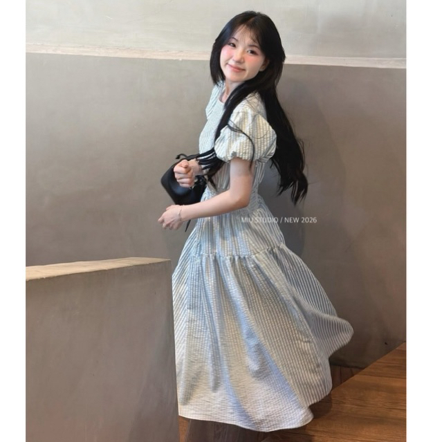 Váy maxi kẻ sọc cổ tròn tay bồng thiết kế bo eo tôn dáng phong cách Hàn Quốc trẻ trung mặc đi chơi, đi làm