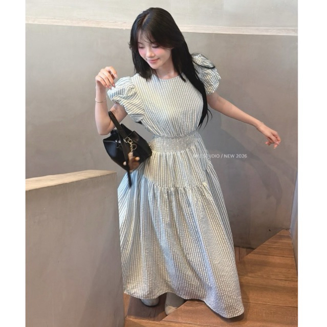 Váy maxi kẻ sọc cổ tròn tay bồng thiết kế bo eo tôn dáng phong cách Hàn Quốc trẻ trung mặc đi chơi, đi làm