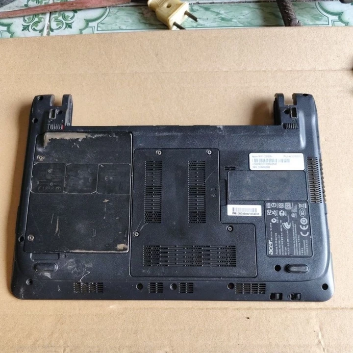 Vỏ mặt D laptop Acer aspire 1410 vỏ cũ có trầy xước nhiều bán rẻ