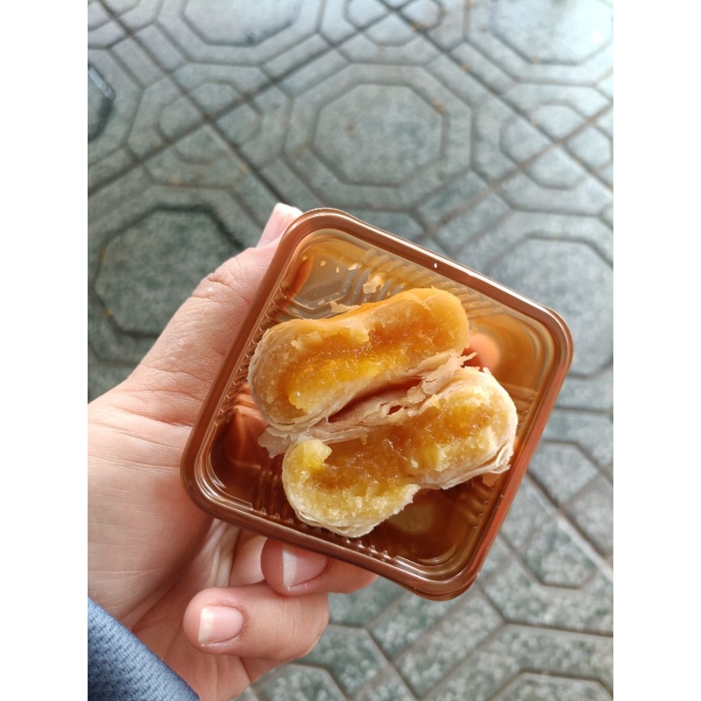 Bánh pía kimsa trứng chảy Tân Huê viên 480g ( 40g × 12 cái ) -- đặc sản Sóc Trăng