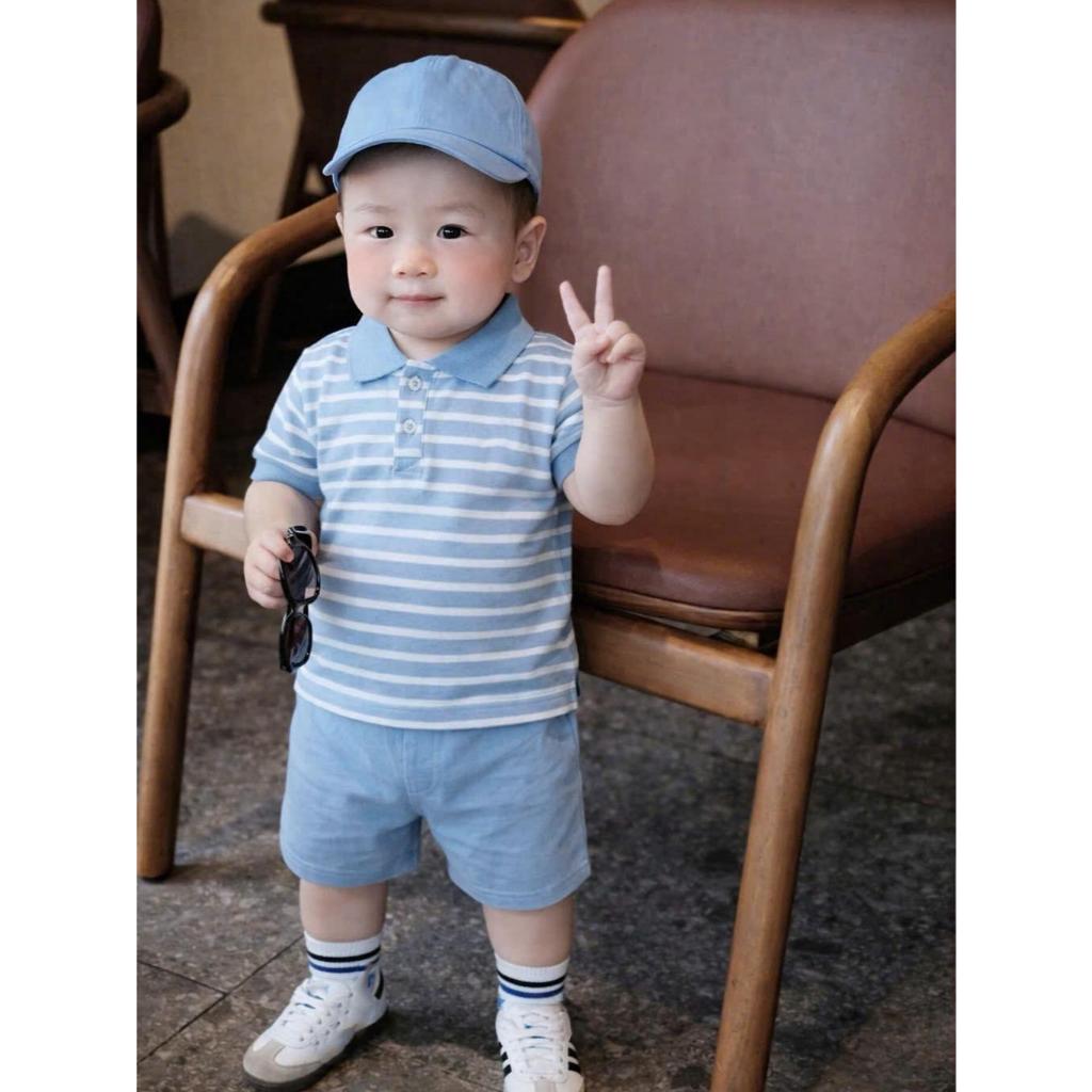 (VNTK-TẶNG MŨ) Bộ Polo cộc tay họa tiết kẻ xanh thêu hình,chất áo polo mềm mịn,thoáng mát phối quần kaki cho bé đi học