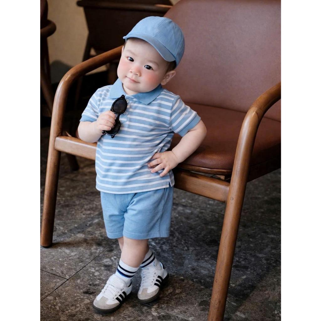(VNTK-TẶNG MŨ) Bộ Polo cộc tay họa tiết kẻ xanh thêu hình,chất áo polo mềm mịn,thoáng mát phối quần kaki cho bé đi học