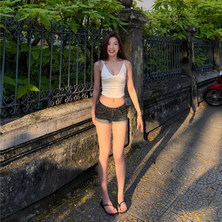 SUMMER ESCAPE - HTIQUE ra mắt Quần short jeans xanh đậm ôm dáng basic, Quần jeans cạp trễ phông cách y2k QB20