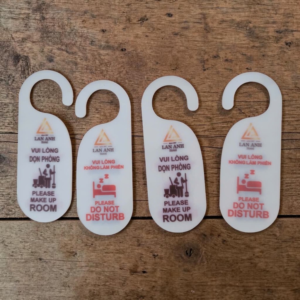 Thẻ treo cửa phòng khách sạn, mica 3mm in UV 2 mặt 1 nội dung - LynhDecor miễn phí in logo