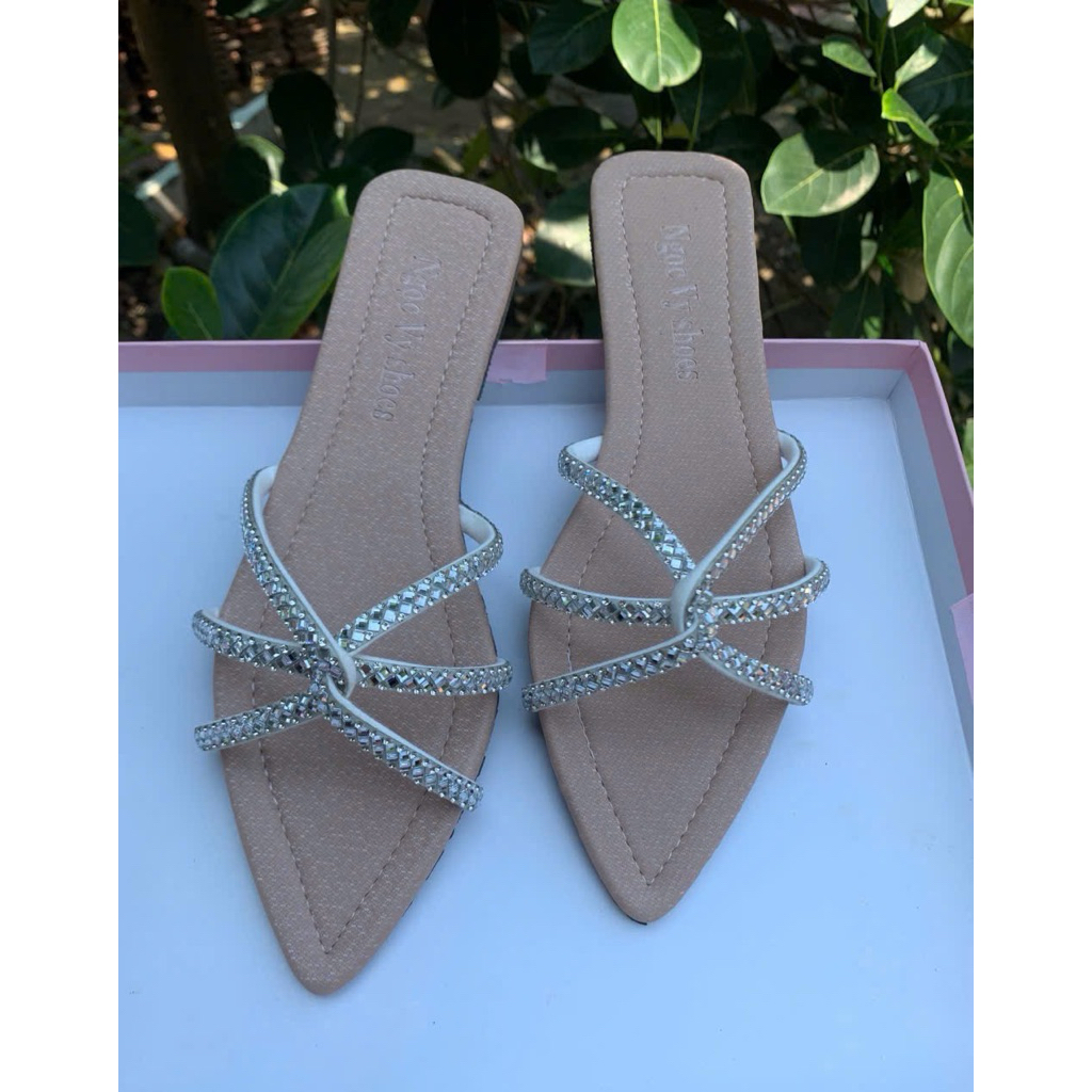 69k một  đôi  dép  lê Quai ngang mũi  nhọn  đính  đá  xinh(phom chuẩn sai  chân gầy ốm lùi  1 sai)@mã  05@
