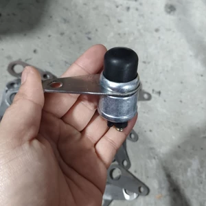 Nút đề máy xăng có bát bắt.